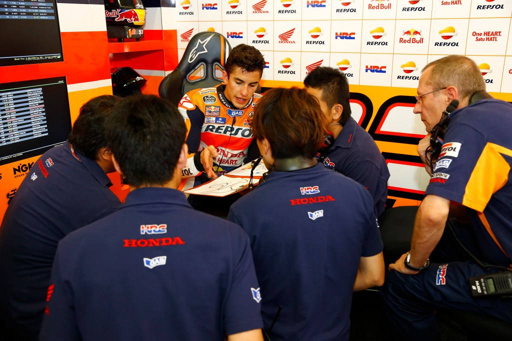 Marc Márquez with HRC engineers at MotoGP Jerez test in 2015. 
Photo: Box Repsol, CC BY 2.0 via Flickr